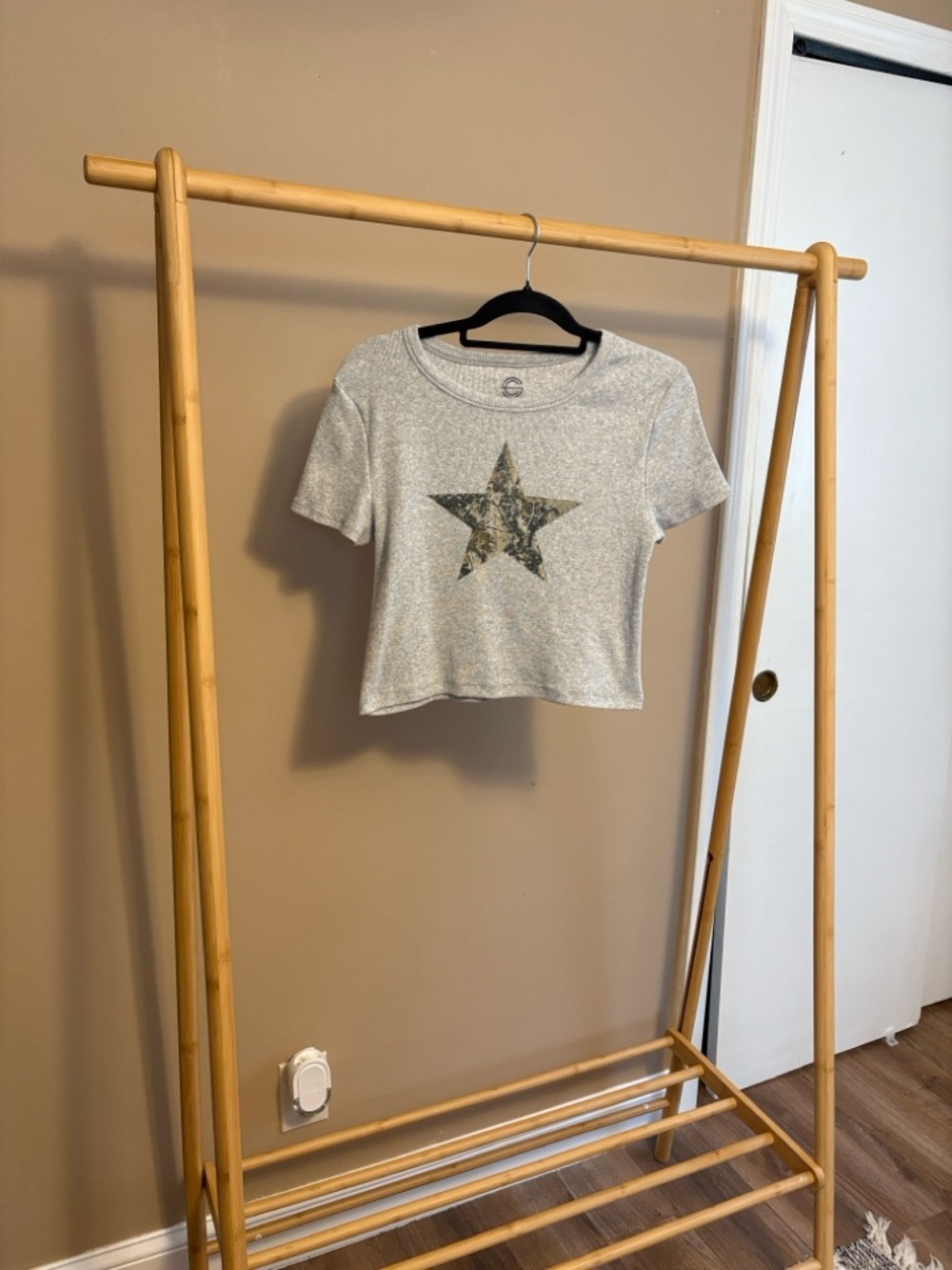 Social Culture Cropped Camo Star Baby T SIZE (XL)
